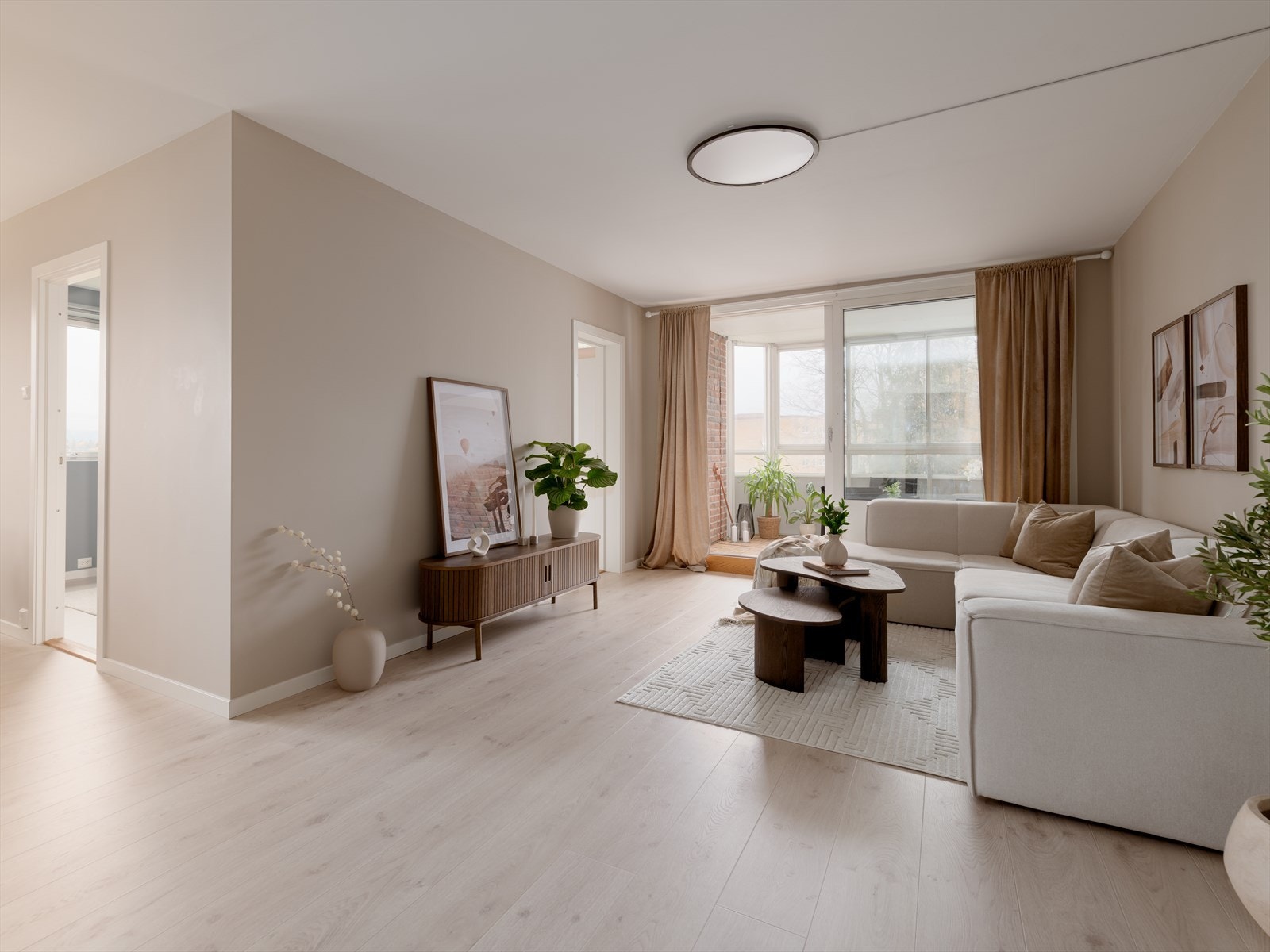 Inne venter en moderne og åpen planløsning med naturlig flyt mellom de sosiale rommene. Stuen har god plass til en stor sofa og TV-benk, som gjør stuen perfekt for både avkobling og sammenkomster. Galleribilde