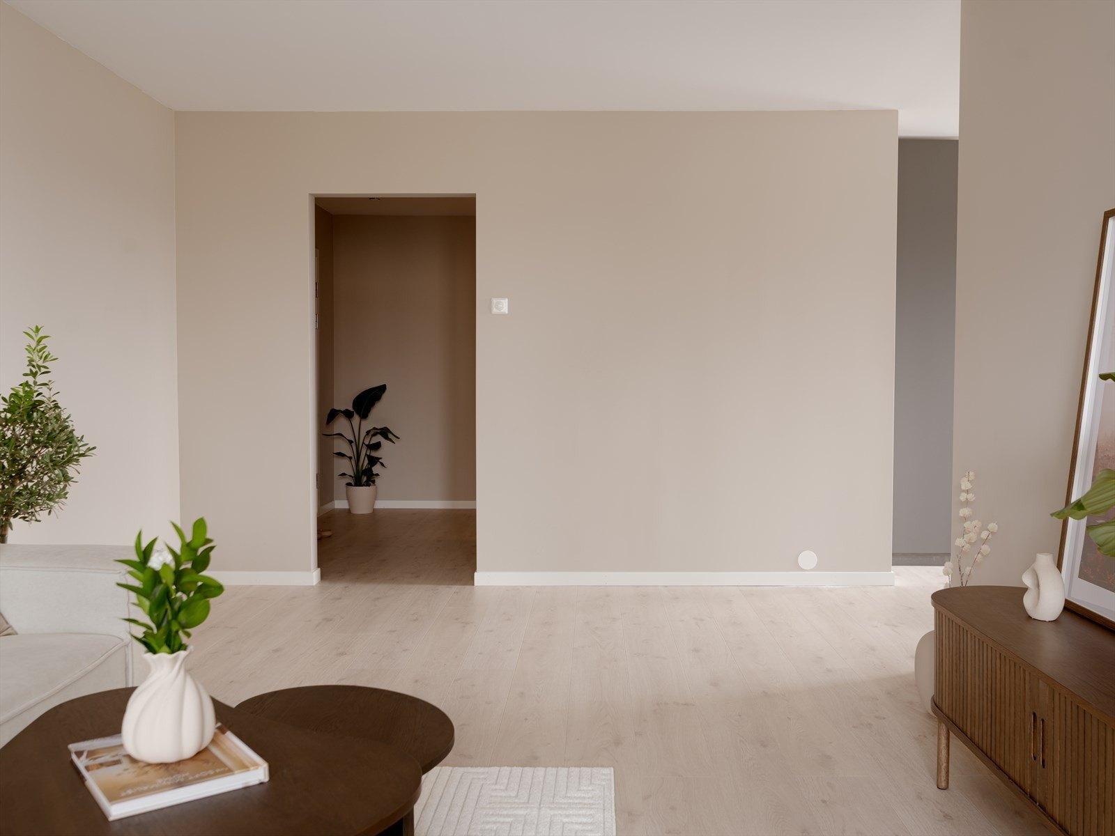 Delvis åpen stue/kjøkken-løsning med kjøkkenet smart plassert rundt hjørnet. Boligen har gjennomgående og lyst laminatgulv montert nytt i 2024. Galleribilde