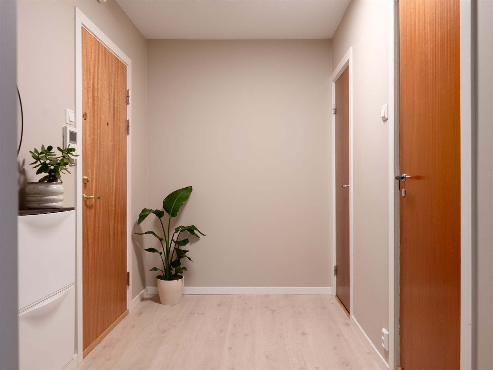 Første møte med boligen er en lys og innbydende entrè. Her kan sko plasseres og yttertøy henges opp. Galleribilde