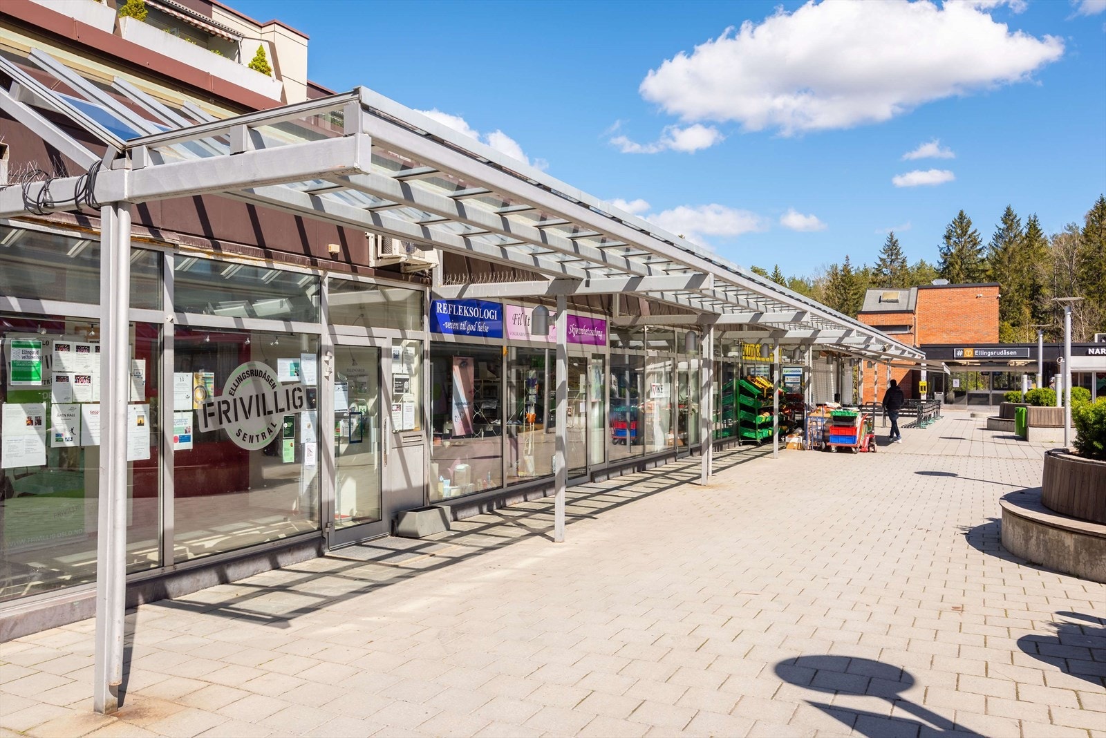 Gode forbindelser med kollektiv transport på Ellingsrudåsen med tilgang til både t-bane og buss. Galleribilde