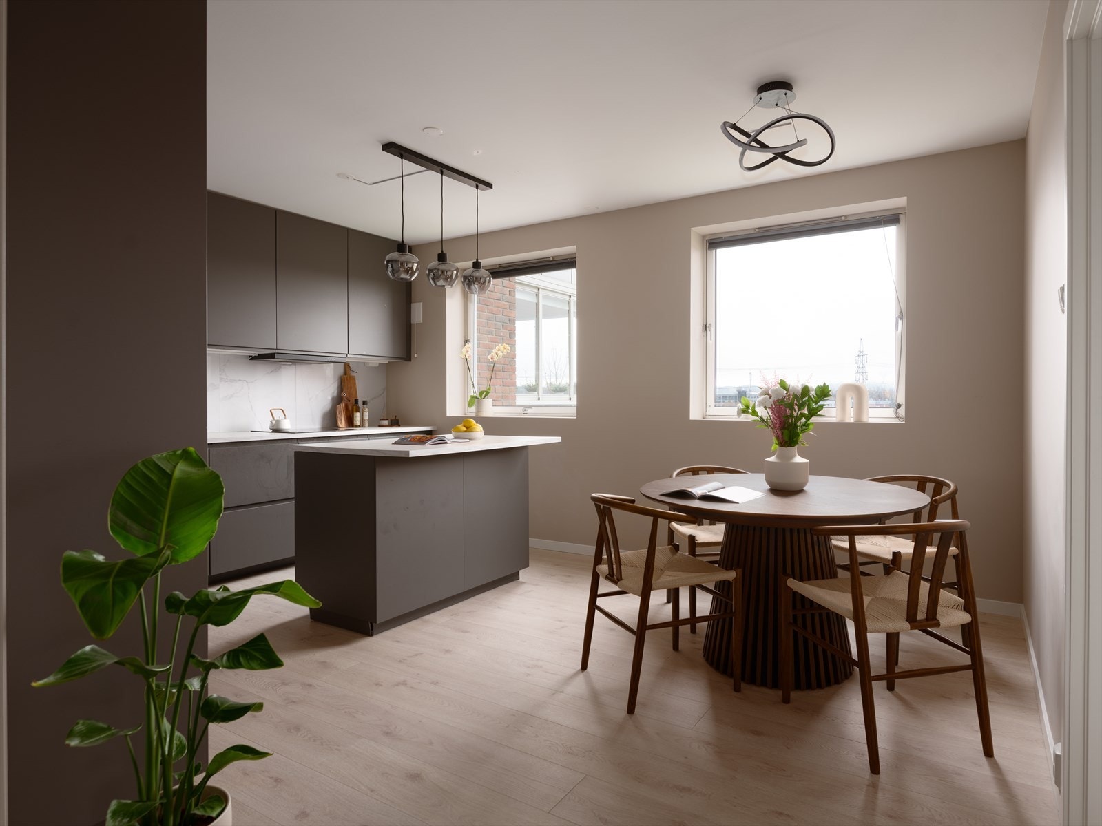 Kjøkkenet er moderne og lekkert utformet fra IKEA med mørkegrå, glatte fronter og laminat benkeplate. Innredningen ble oppført ny i 2023/2024. Galleribilde