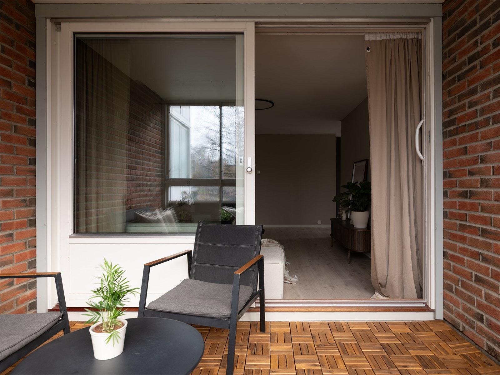 Balkongen åpnes/lukkes med stor skyvedør, og skaper en sømløs forlengelse av stuen. Her kan morgenkaffen og måltider nytes i godt selskap. Galleribilde