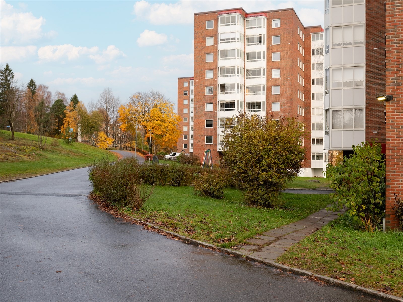 Boligen er omkranset av grønne lunger, med kun 5 minutters gange til matbutikk og buss. Galleribilde