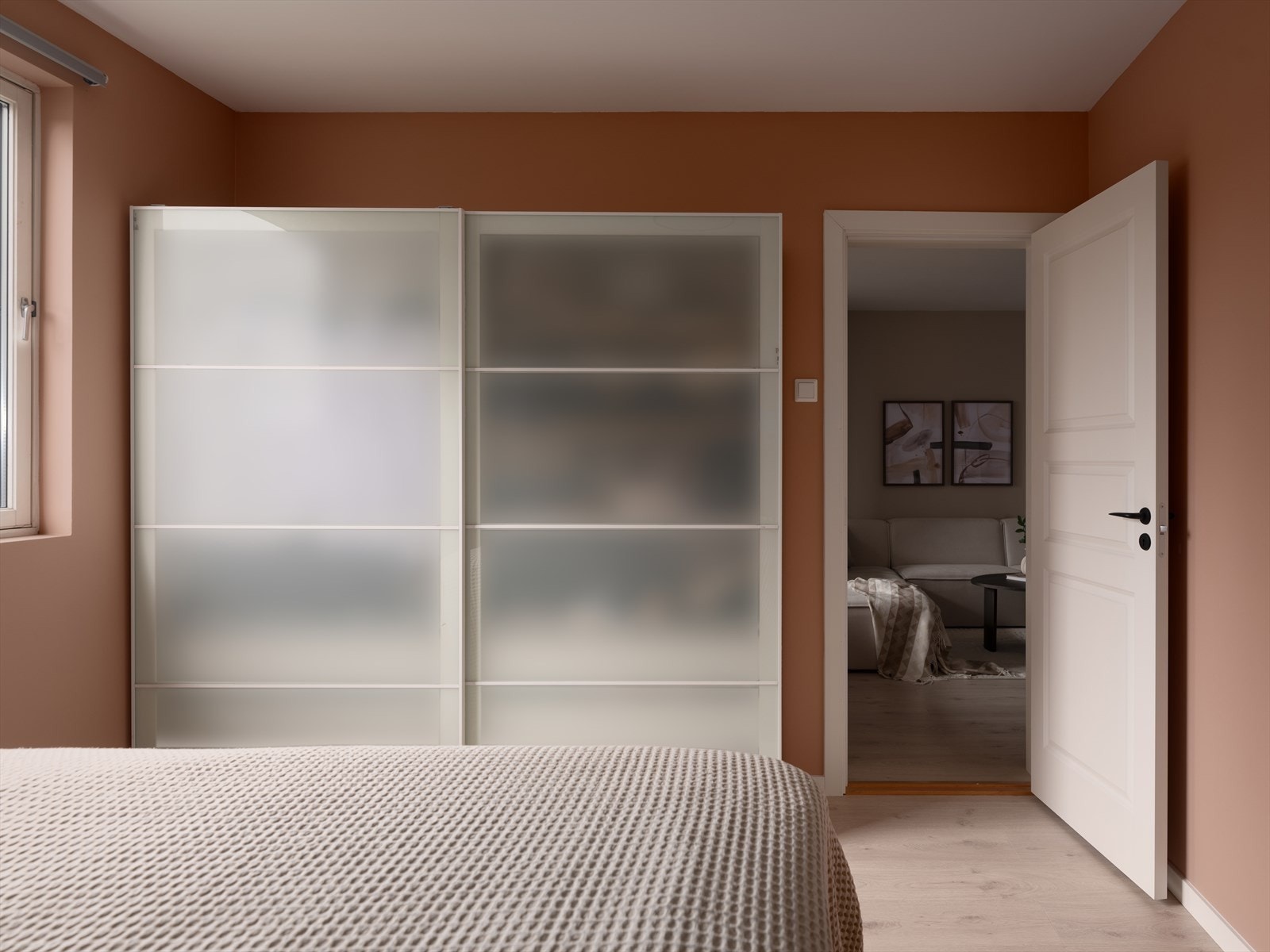 Langs den ene veggen er det plassert et stort garderobeskap med gode oppbevaringsmuligheter. Galleribilde