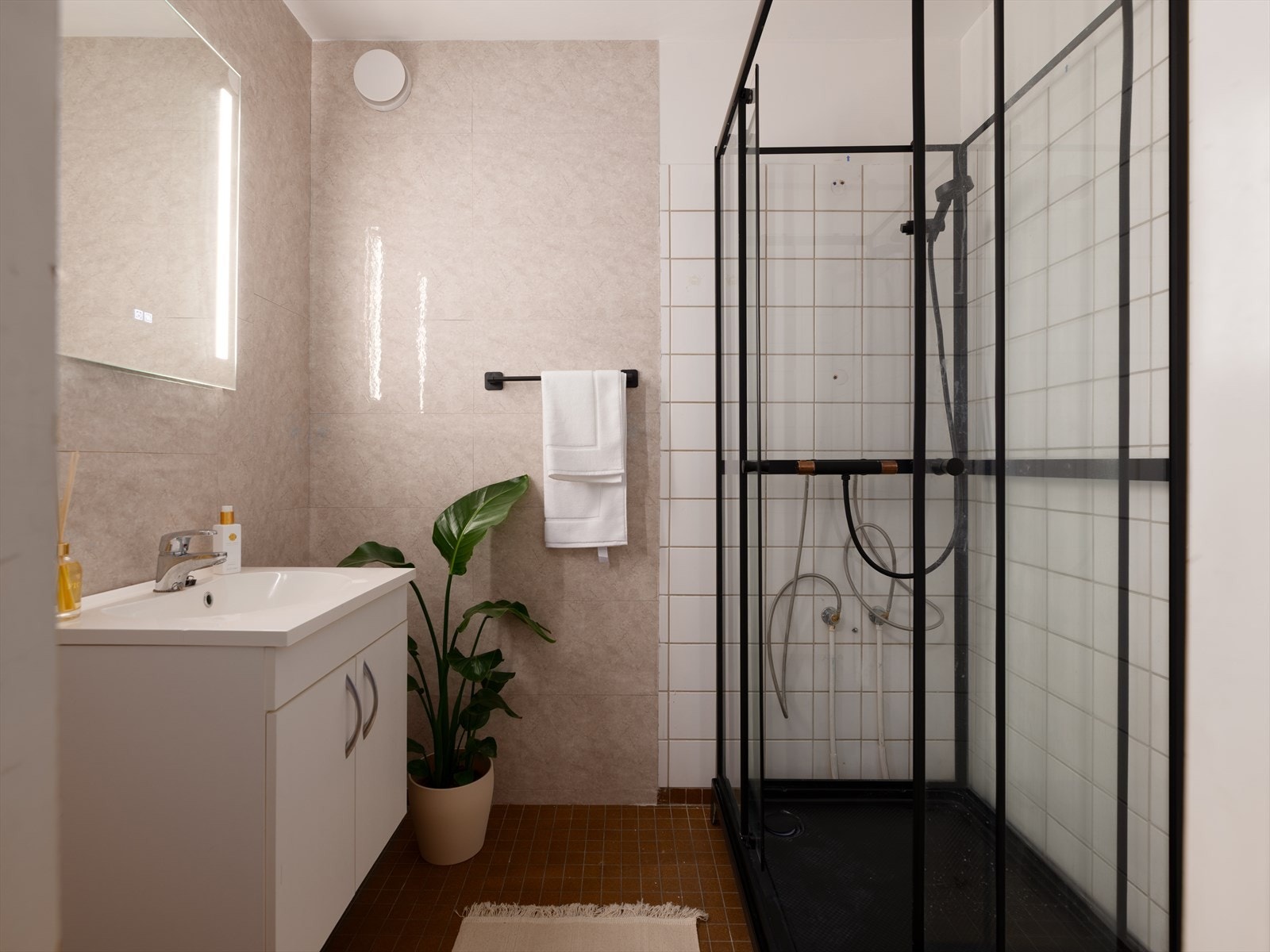 Baderommet er av god størrelse med fliser på gulv og vegger. Badet har behov for oppussing og borettslaget vedtok en rørforying på møte 02.des 2025. Galleribilde