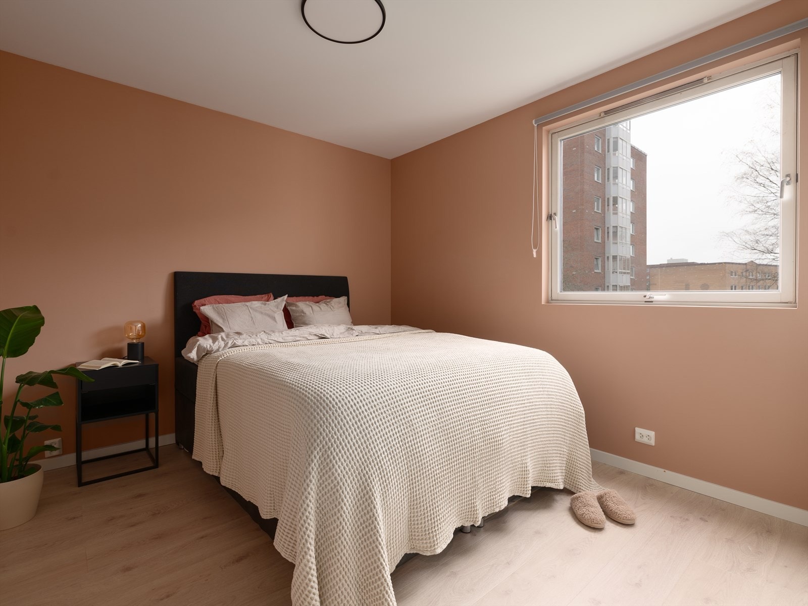 Hovedsoverommet er av god størrelse med plass til både dobbeltseng, garderobeløsning og øvrige soveromsmøblement. Galleribilde