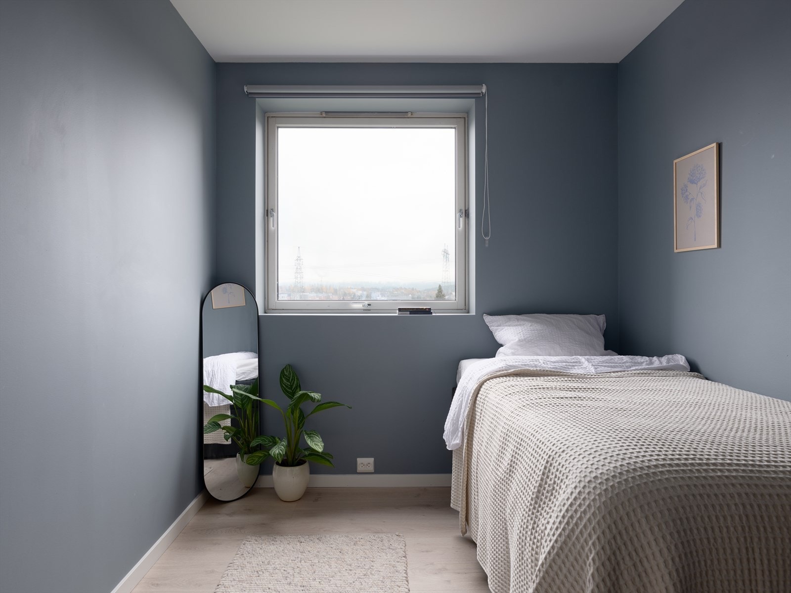 Fra kjøkkenet er det enkel adkomst til et av boligens to soverom. Soveværelse rommer fint en dobbeltseng og garderobeløsning. Galleribilde