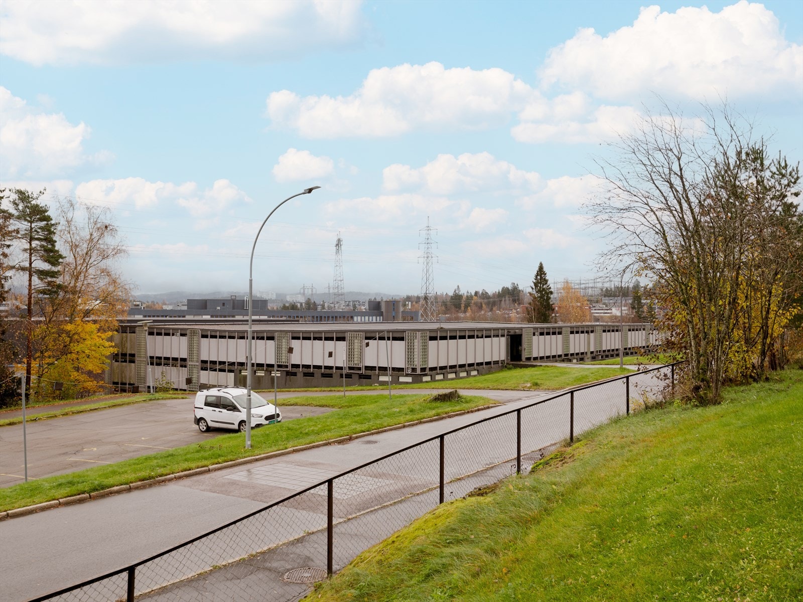 Garasjeplass medfølger like ved boligen som er en stor fordel i både sommer- og vinterhalvåret. Det er etablert strømopplegg for mulig fremtidig tilkobling til separat ladepunkt for el-bil. Galleribilde
