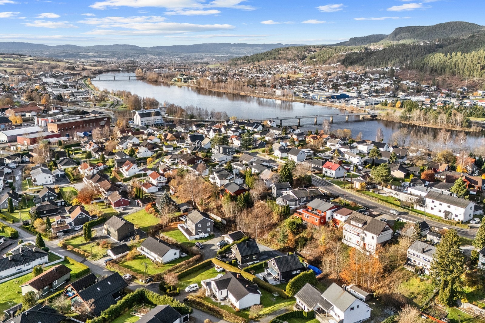 Langs elven er det turveier. Galleribilde