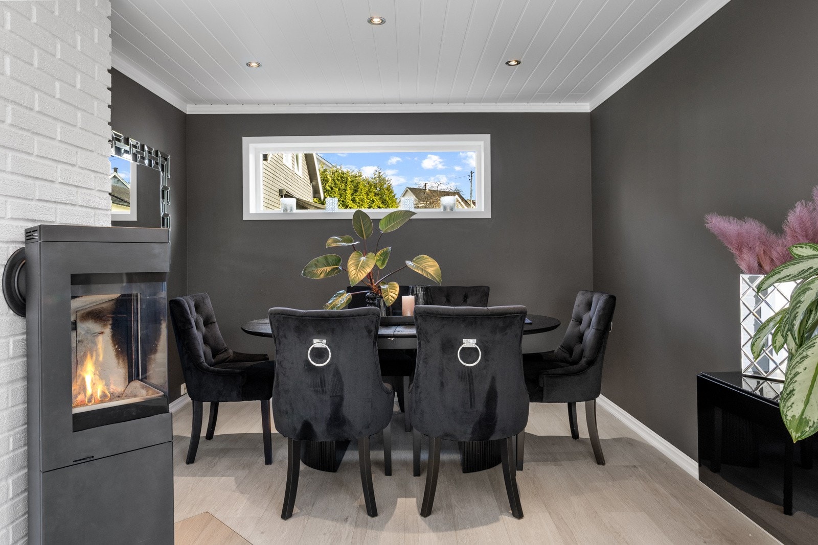 Her er det plass til langbord. Fin detalj med avlangt vindu over bordet. En løsning som gir lys uten innsyn. Galleribilde