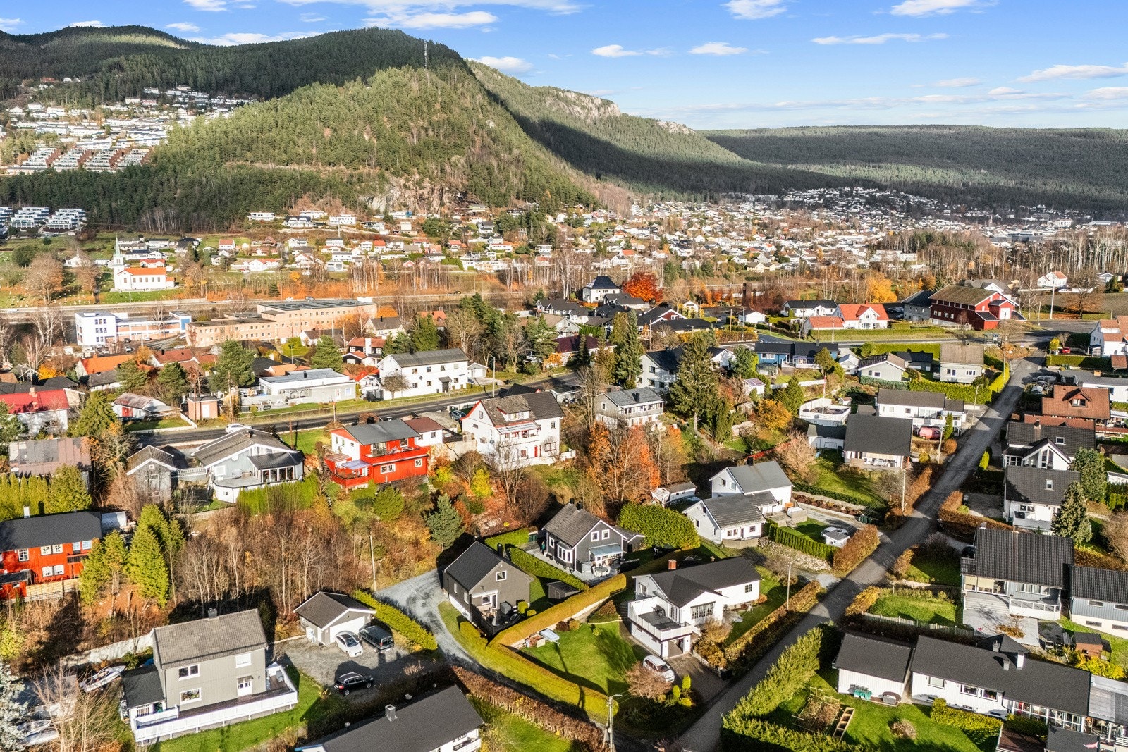 Dronefoto som viser nærområdet Galleribilde