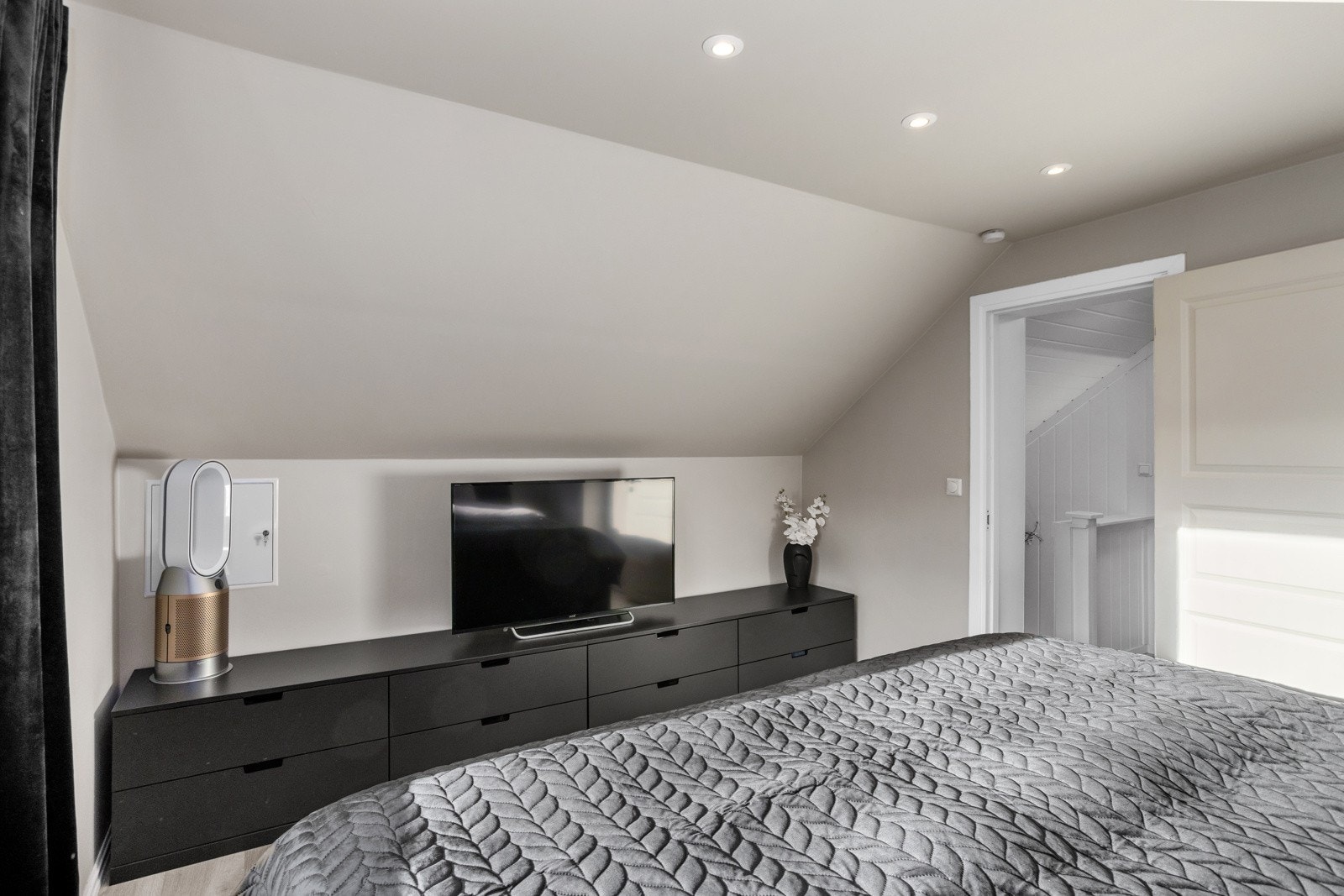 Plass til tv-benk og/eller oppbevaringsmøbler under skråtaket. Galleribilde