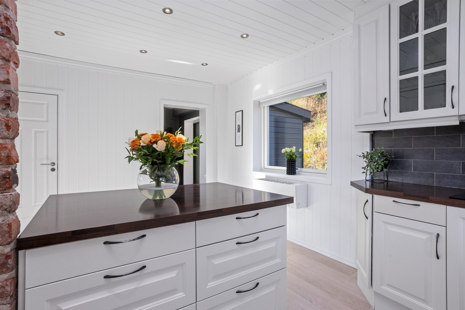 Kjøkkenøyen fungerer som anretning ved selskaper. Down-lights i tak. Galleribilde