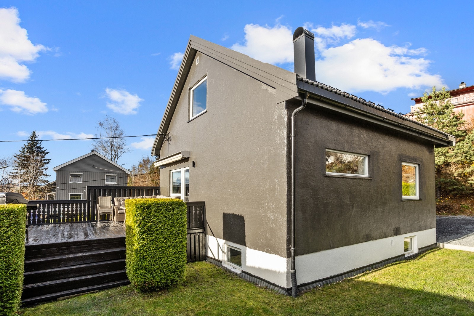 Nedgang til plen og hage fra verandaen. Galleribilde