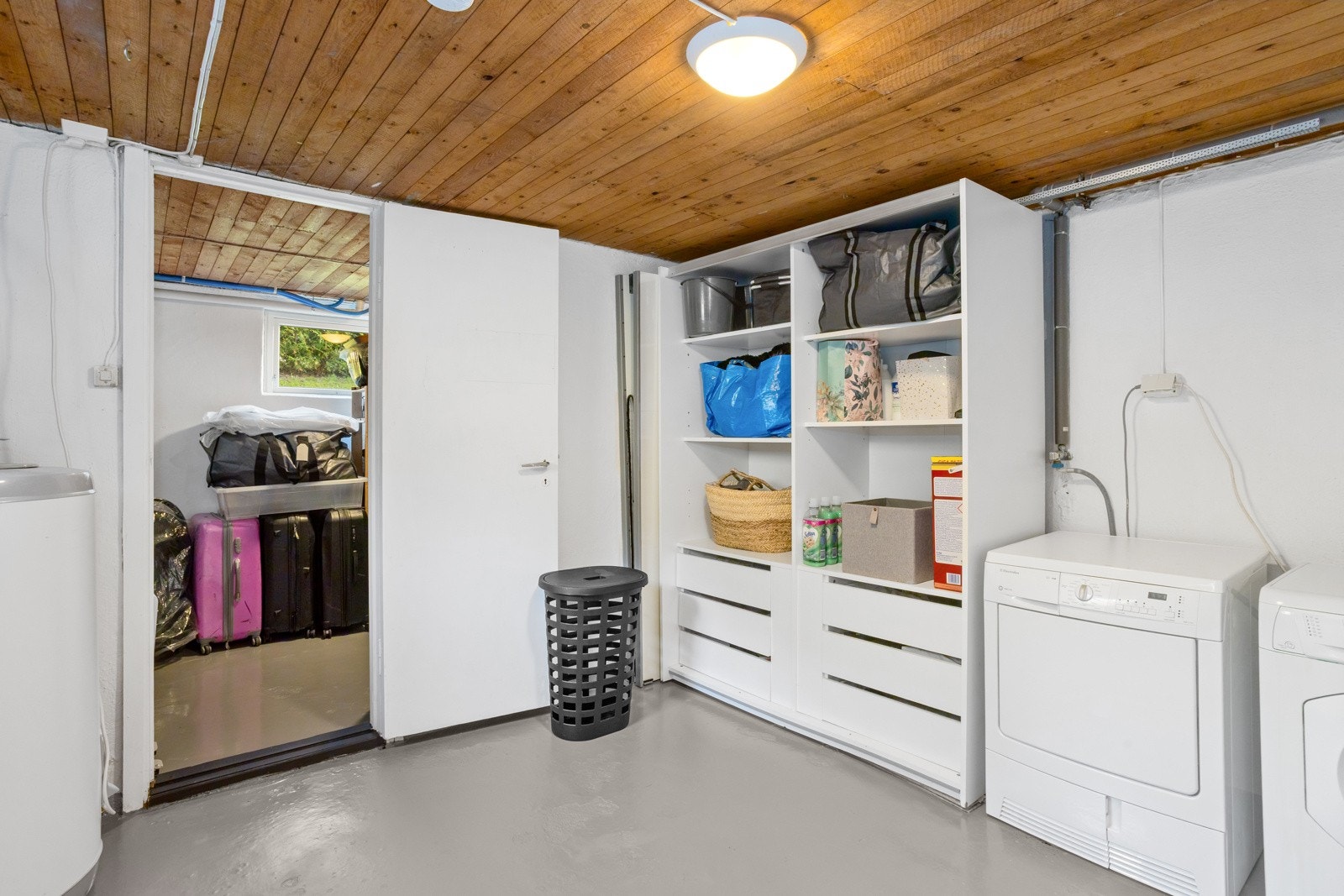 Vaskerom med vindu og bod innenforf med vindu. Galleribilde