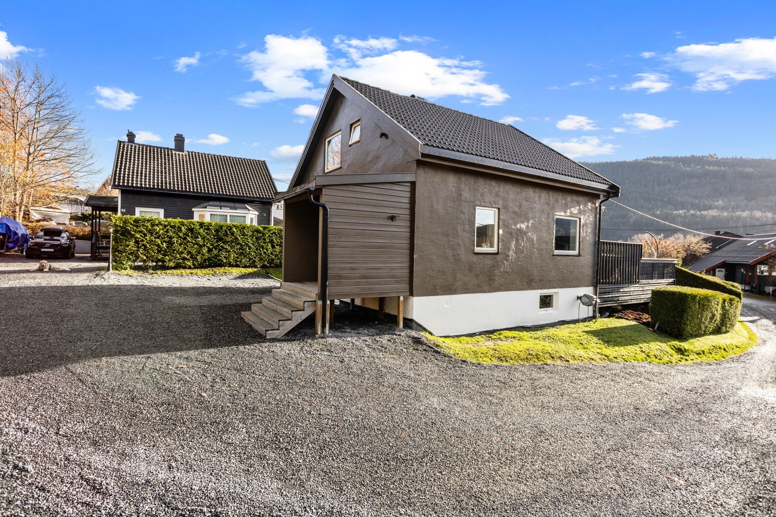 Adkomstvei og gårdsplass er grueset Galleribilde