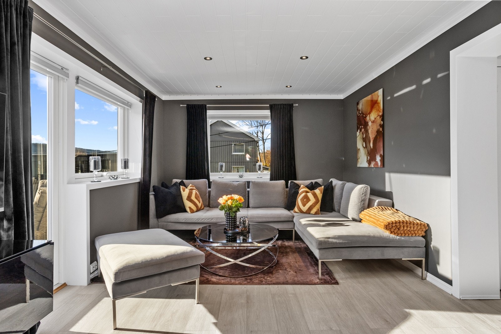 Fra stuen er det utgang til en stort og skjermet veranda. Galleribilde