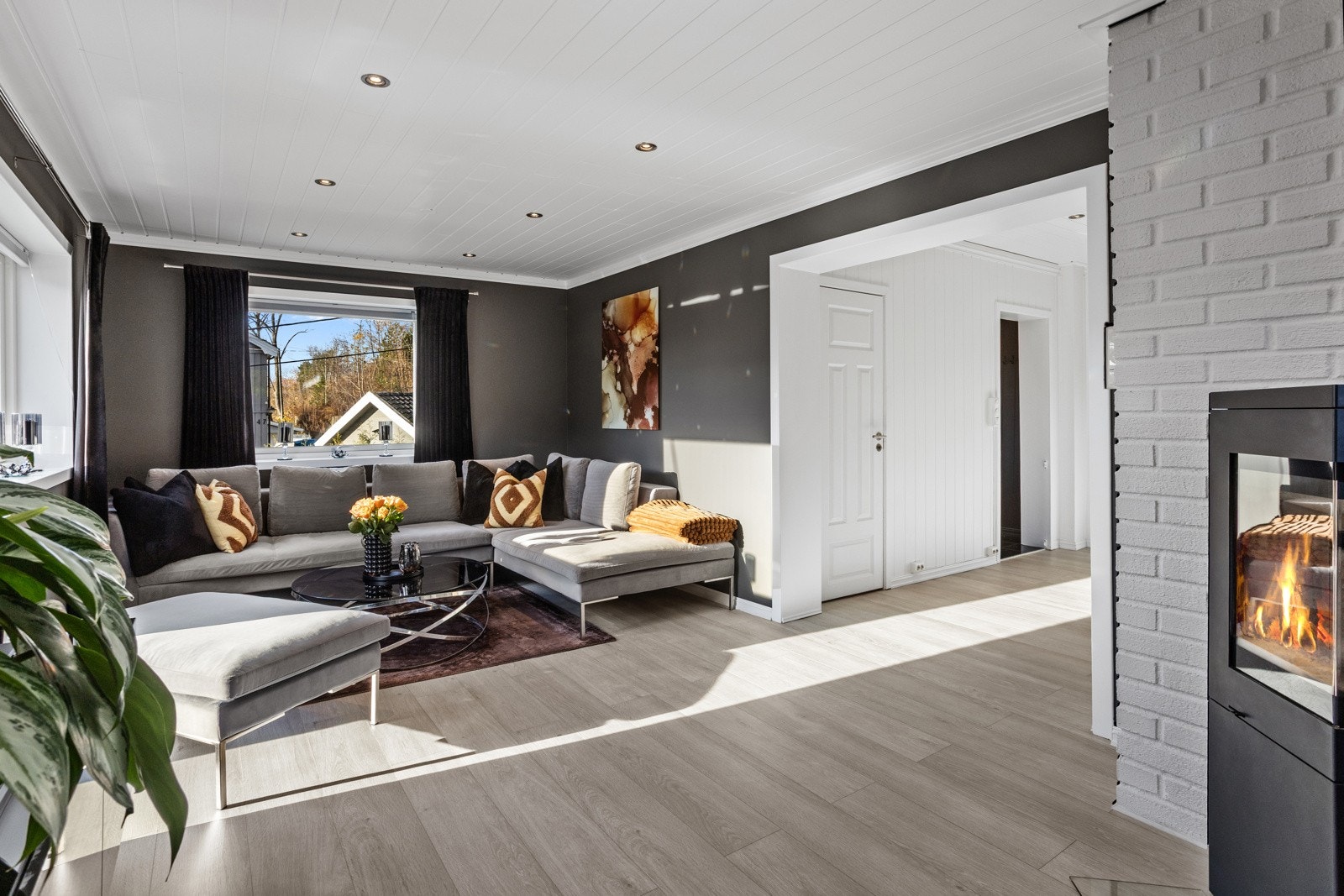 Rommet har lys inn fra alle sider. Galleribilde