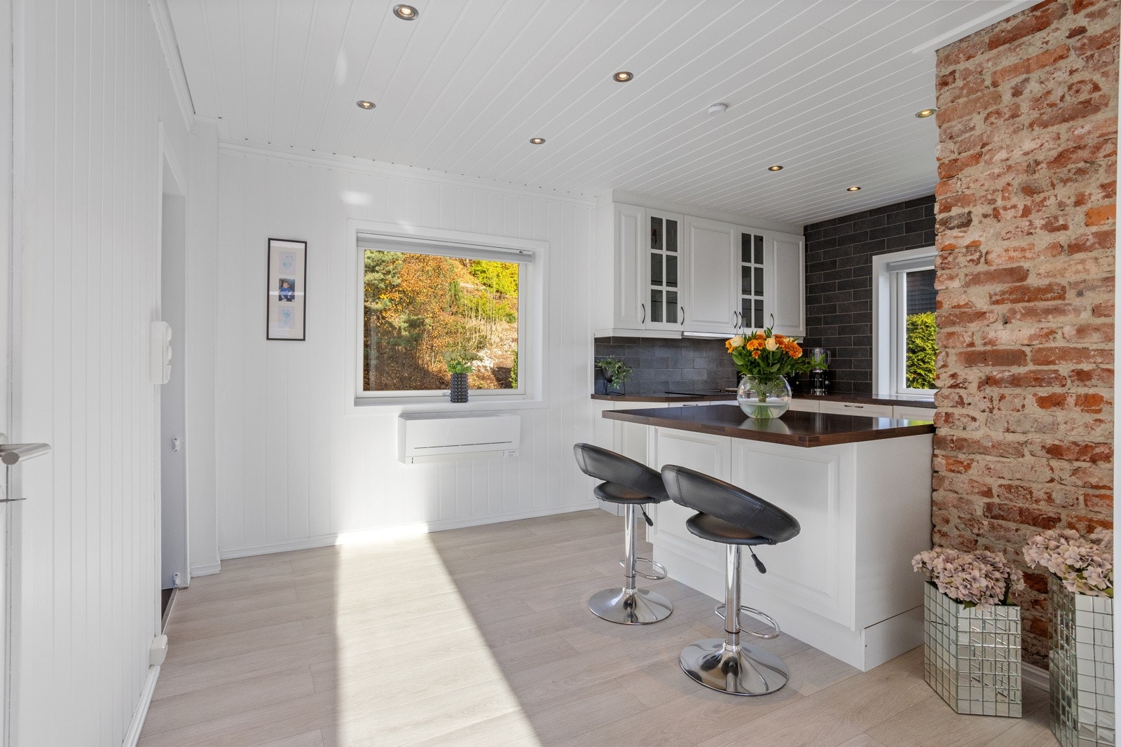 Kjøkkenet har en koselig kjøkkenøy med barløsning. Galleribilde