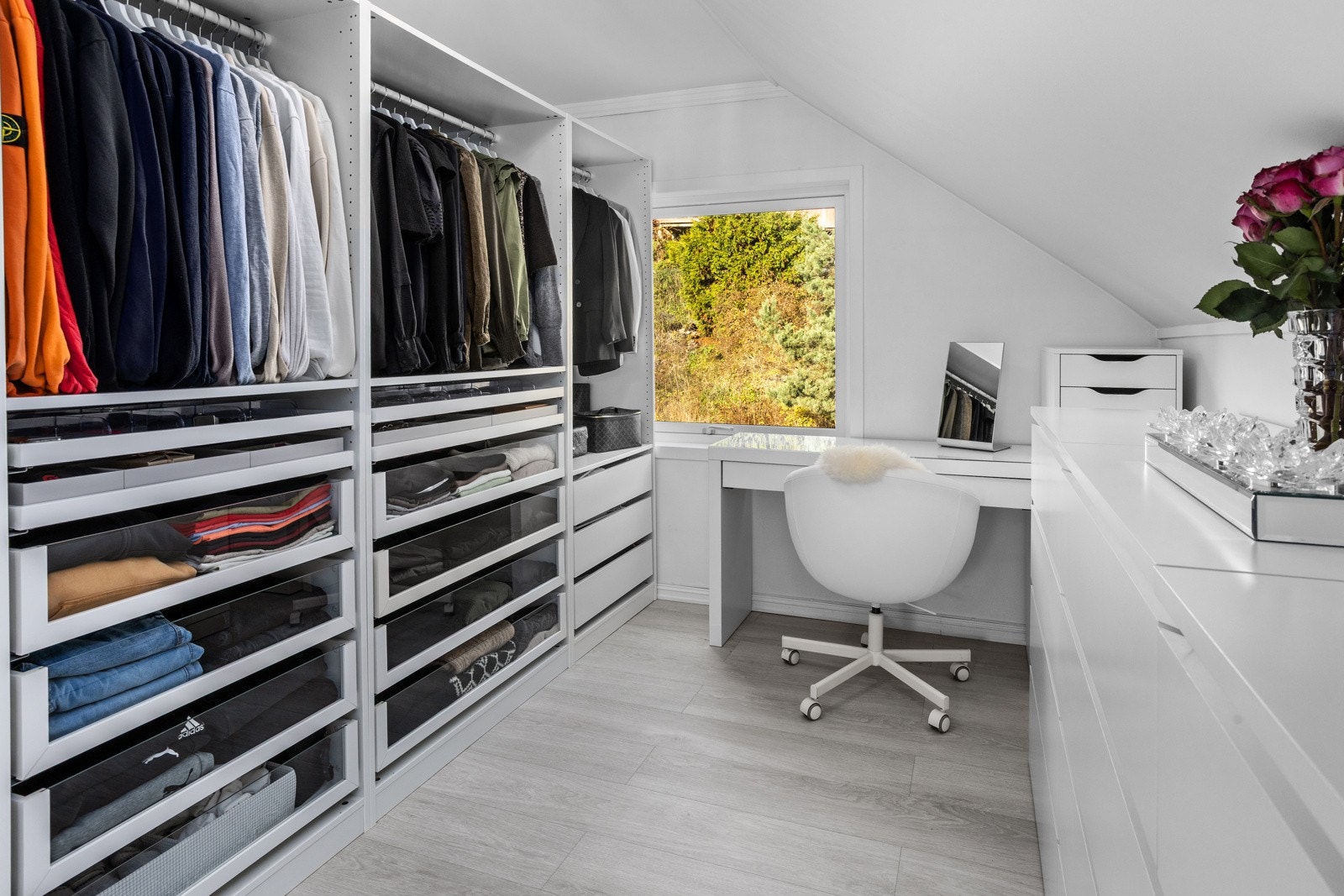 Skapene medfølger ikke i salget om ikke annet avtales med selger. Galleribilde