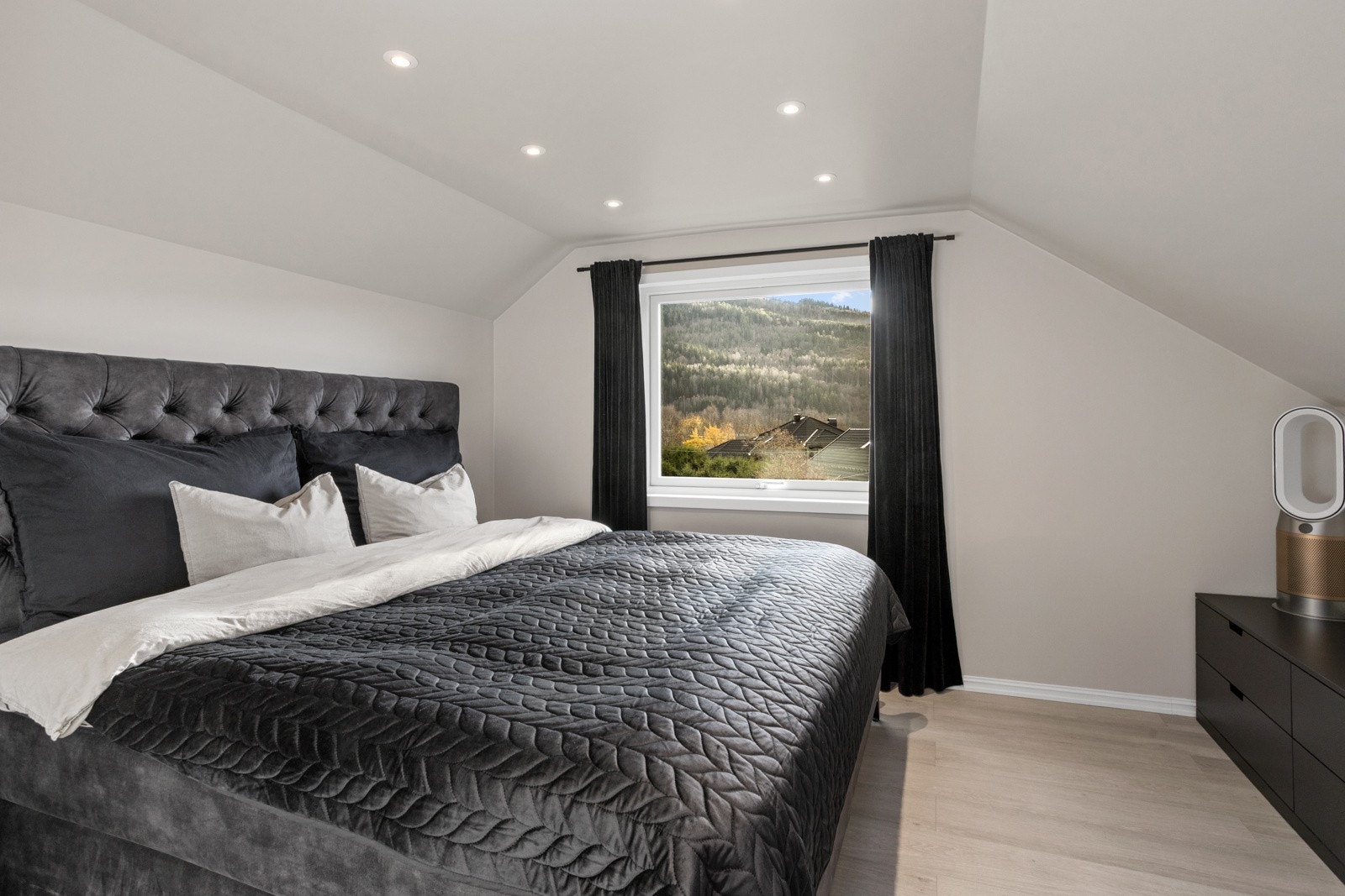 Sengen er hele 210x210 cm stor. Galleribilde