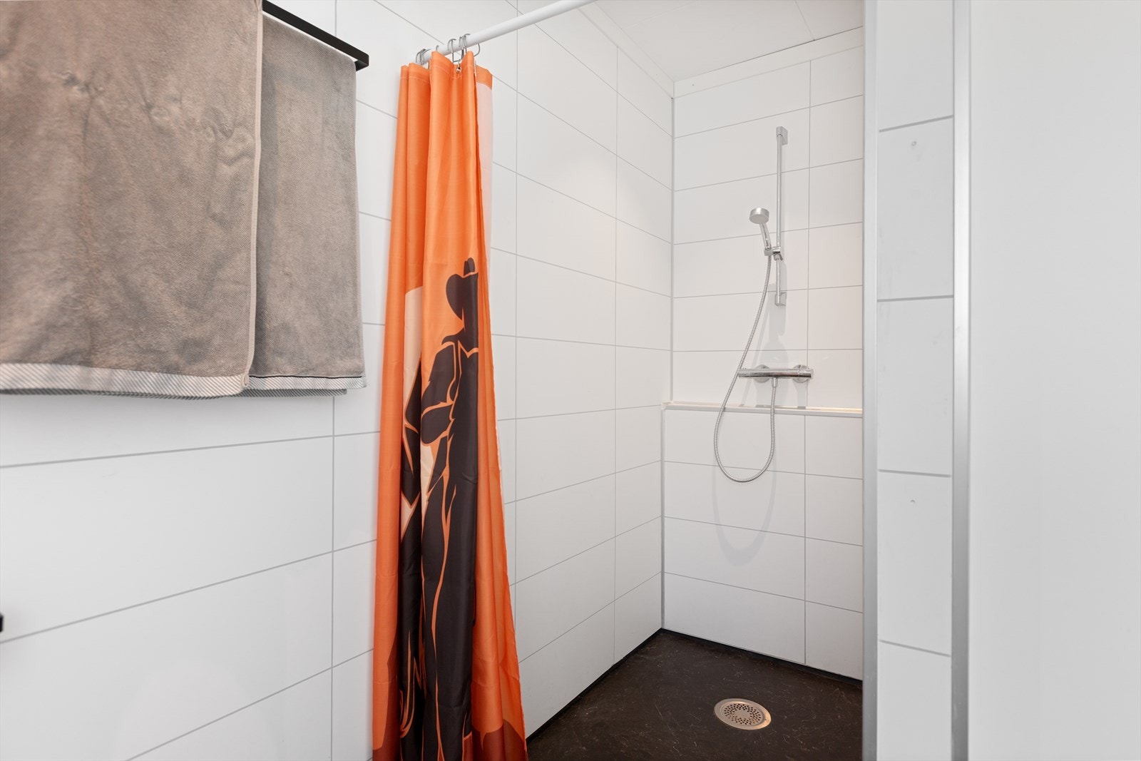 Stor og god dusjnisje med forheng som forhindrer vannsøl i resten av badet. Galleribilde