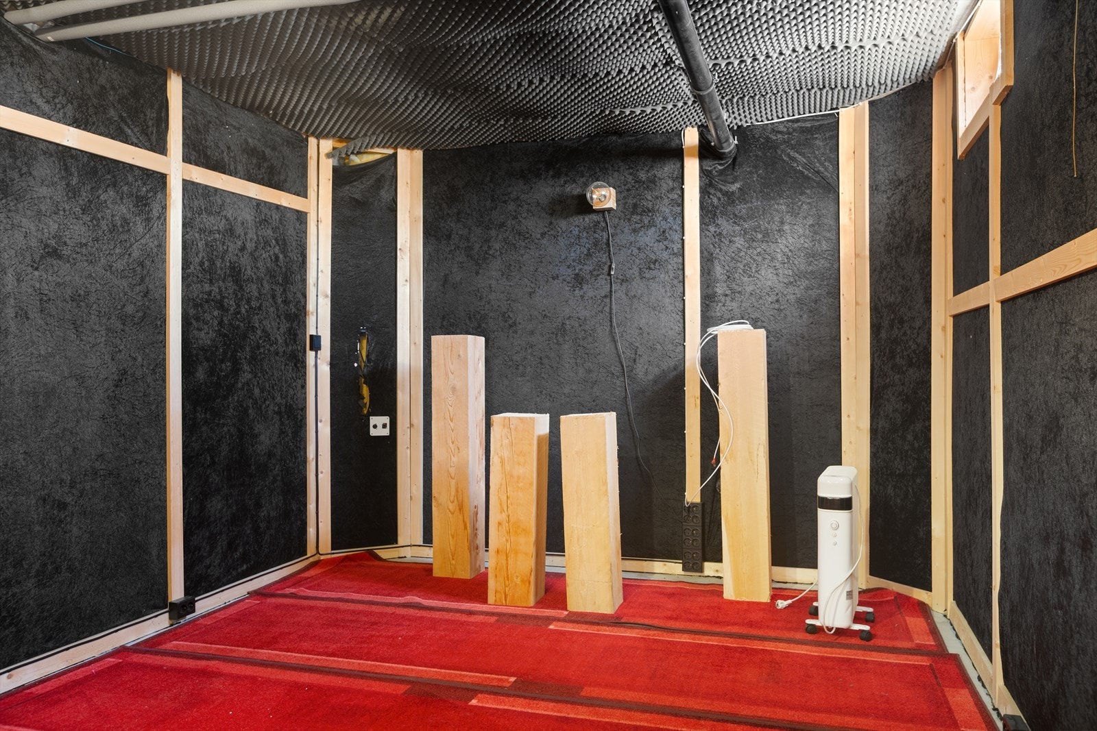 Rommene har begrenset tilgang på dagslys og mangler rømningsvei. Galleribilde