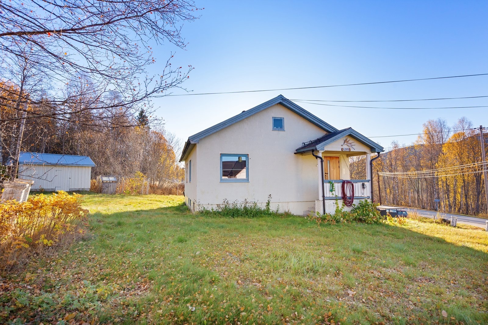 Hedalen er ei "aktiv" bygd med naturbarnehage, barne- og ungdomsskole, idrettsanlegg og en rekke lag og foreninger. Fra eiendommen er det ca. 4 min. kjøring til barnehage/skole. Galleribilde
