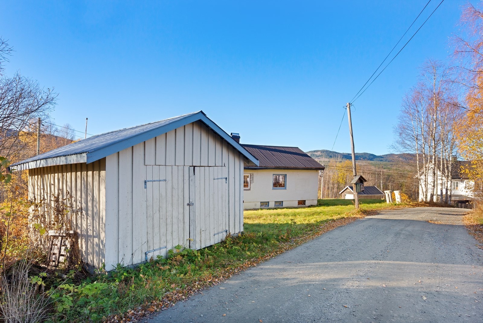 Fra eiendommen har du fin utsikt mot omkringliggende områder, og her nyter du gode solforhold gjennom store deler av dagen. Galleribilde
