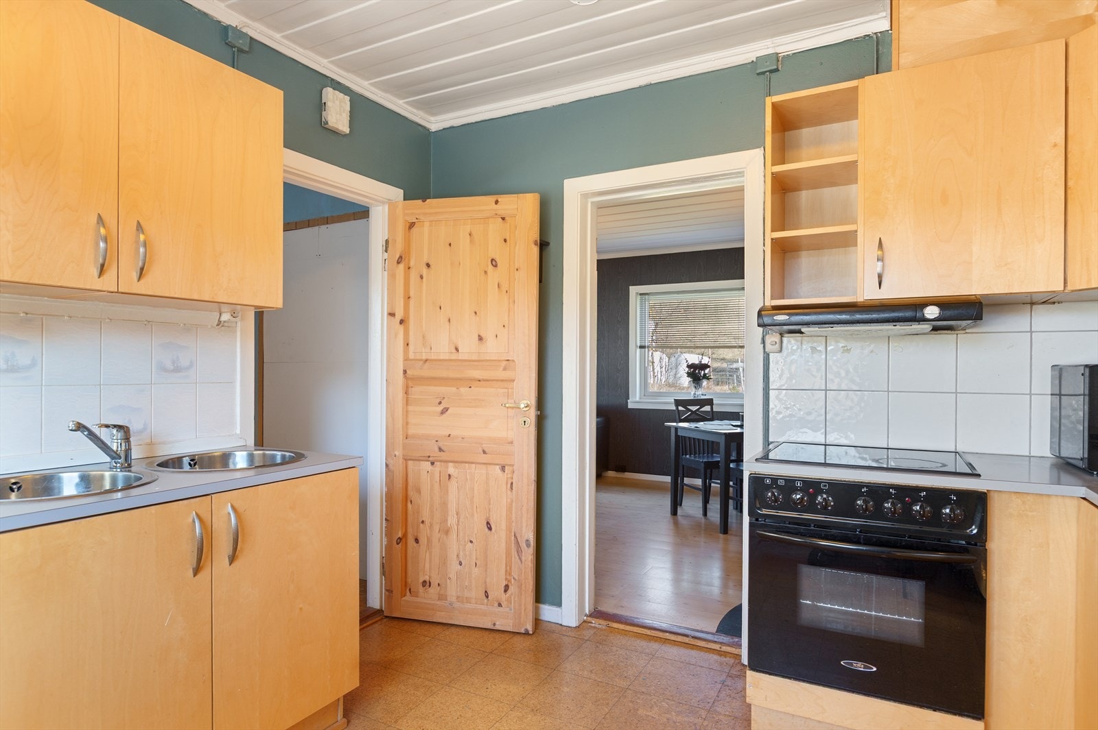 Hvitevarer som komfyr, platetopp, ventilator, oppvaskmaskin og kjøleskap følger med i handelen. Galleribilde