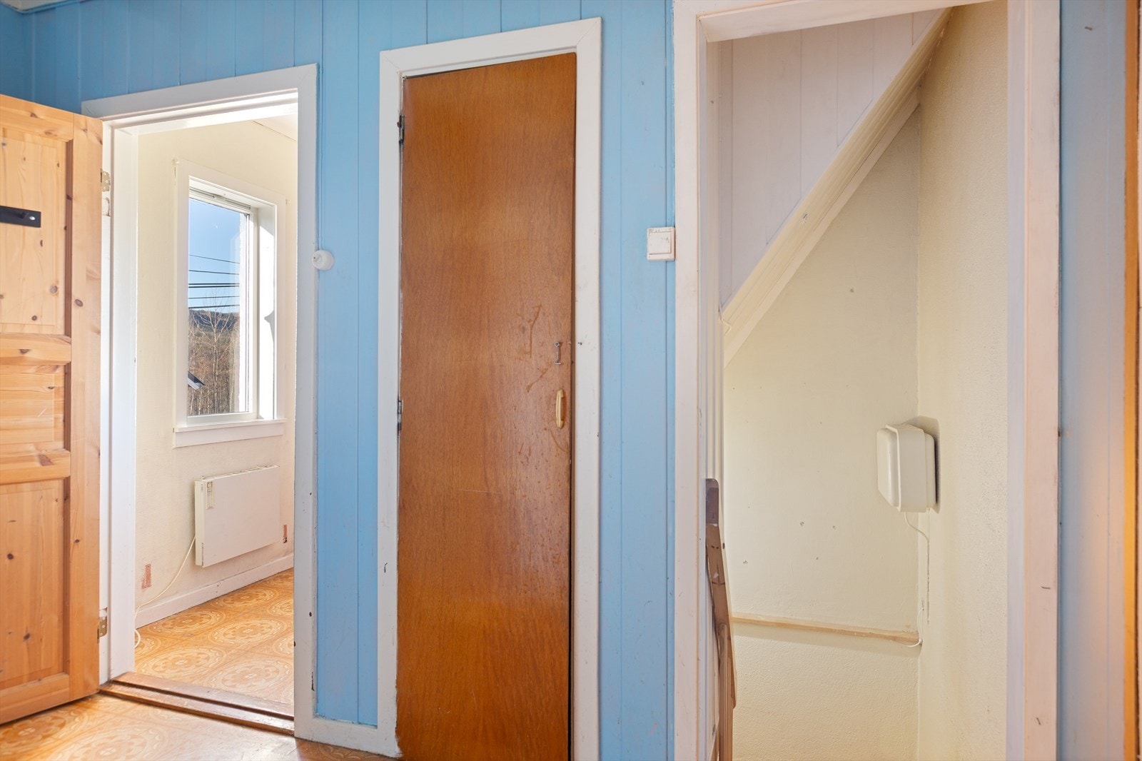 Gang med adkomst ned i kjeller og ut i entré. Galleribilde