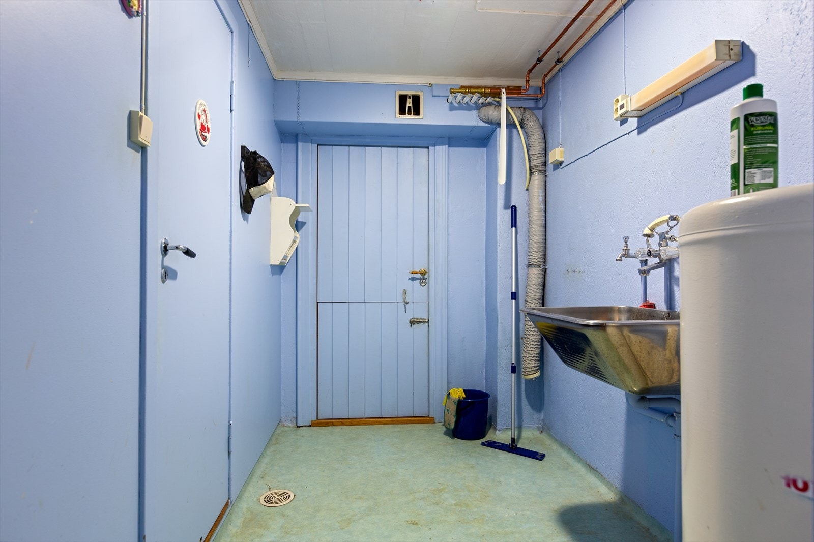 Vaskerommet har belegg på gulv og en kombinasjon av mur og platevegger. Her finner du vaskekum, varmtvannsbereder og opplegg for vaskemaskin. Galleribilde