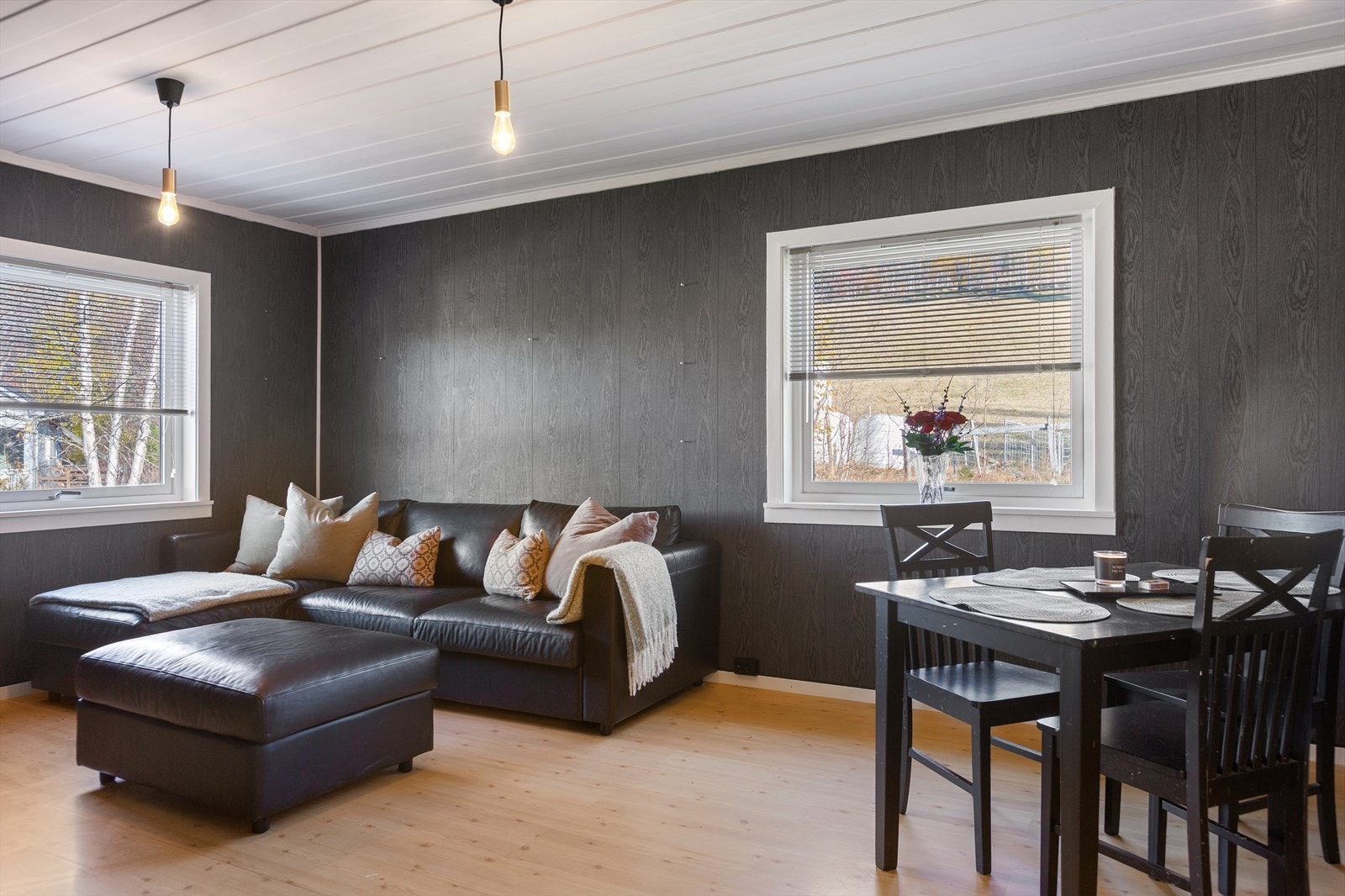 Innvendig har boligen et lunt preg med belegg på gulv, vegger med dels malt puss og dels platekledning, mens himlingene i hovedetasjen er kledd med malt trepanel. Galleribilde