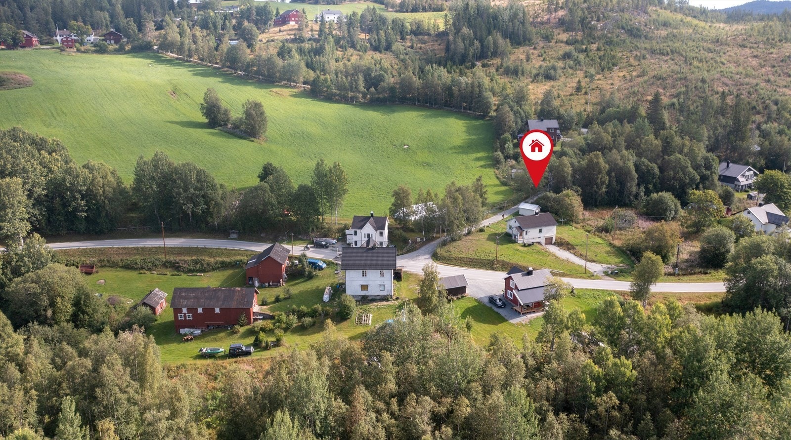 "Soltun" som eiendommen heter, ligger ca. 35 minutters kjøring fra kommunesenteret Bagn, noe som gir god balanse mellom landlig ro og tilgang til sentrale tjenester. Selgers foto. Galleribilde