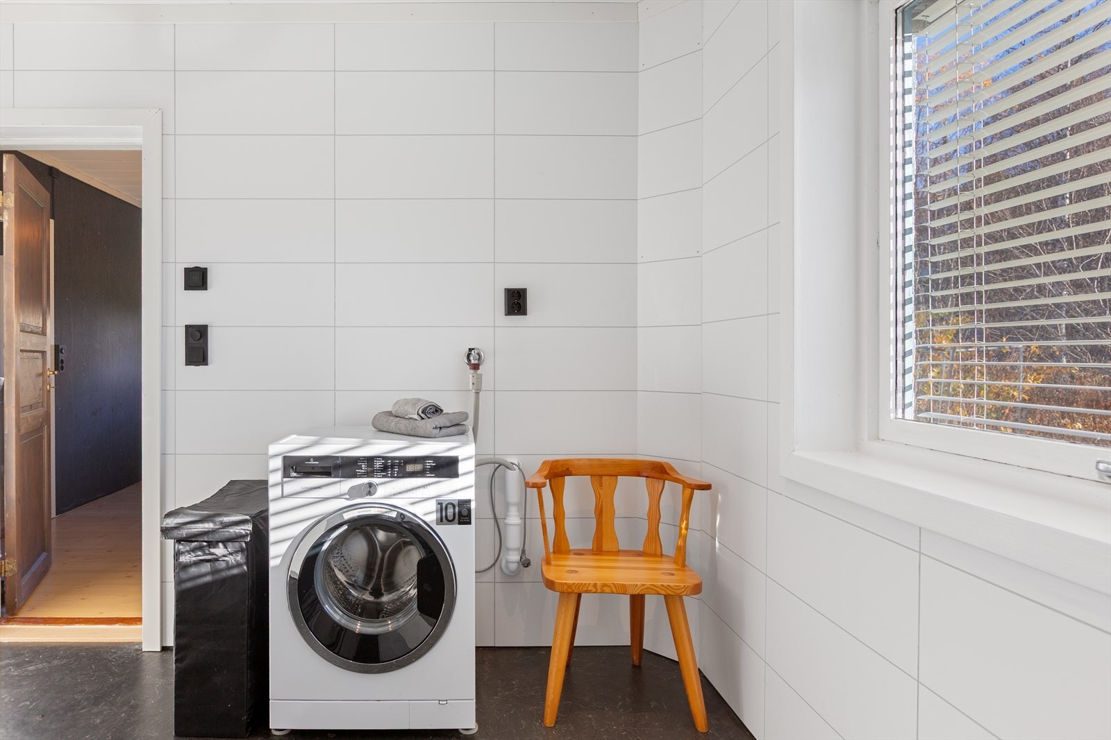 Rommet er innredet med servantskap, speil, toalett, dusjnisje og opplegg for vaskemaskin. Galleribilde