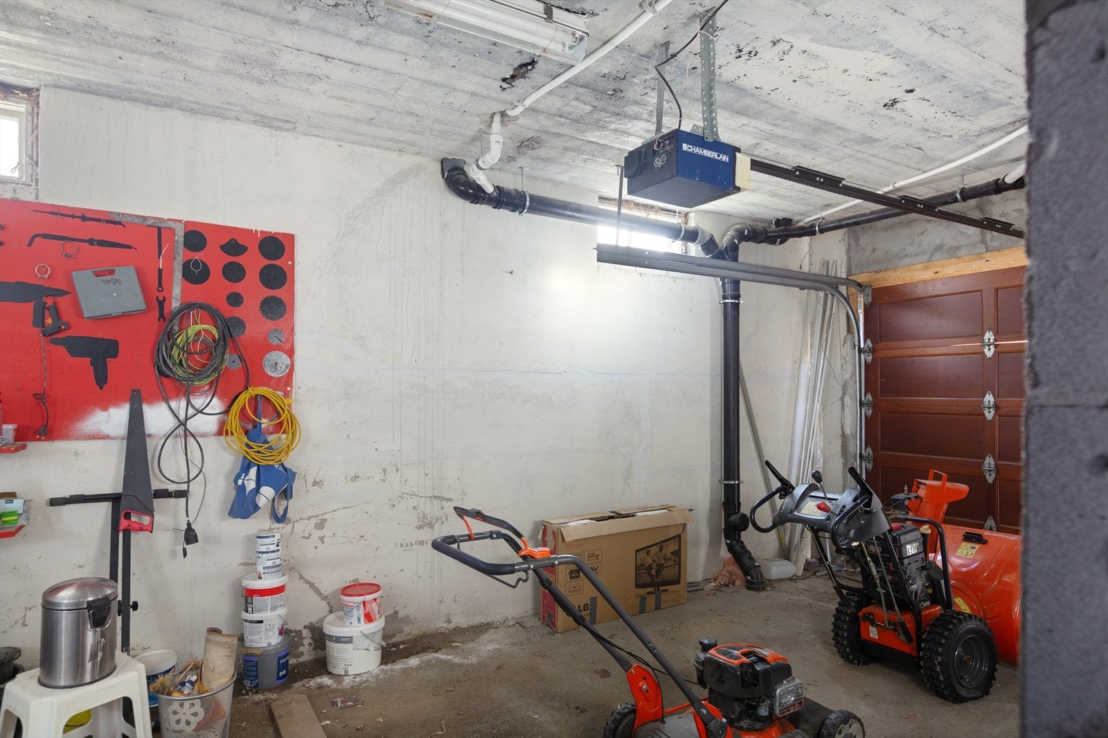 Garasjen har adkomst via elektrisk leddport, og har en biloppstillingsplass eller mulighet for lagring av gressklipper, snøfreser ol. Galleribilde