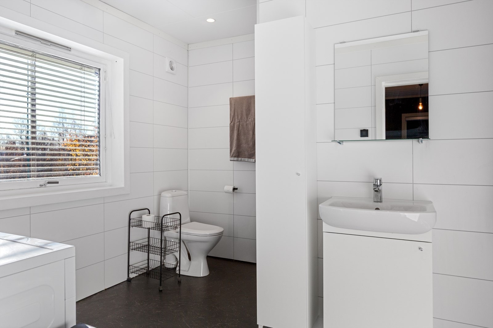 Boligen har to bad, hvorav hovedbadet ble etablert i 2022. Det fremstår moderne med baderomsplater på veggene, belegg på gulv med varmekabler og himling med malte overflater. Galleribilde