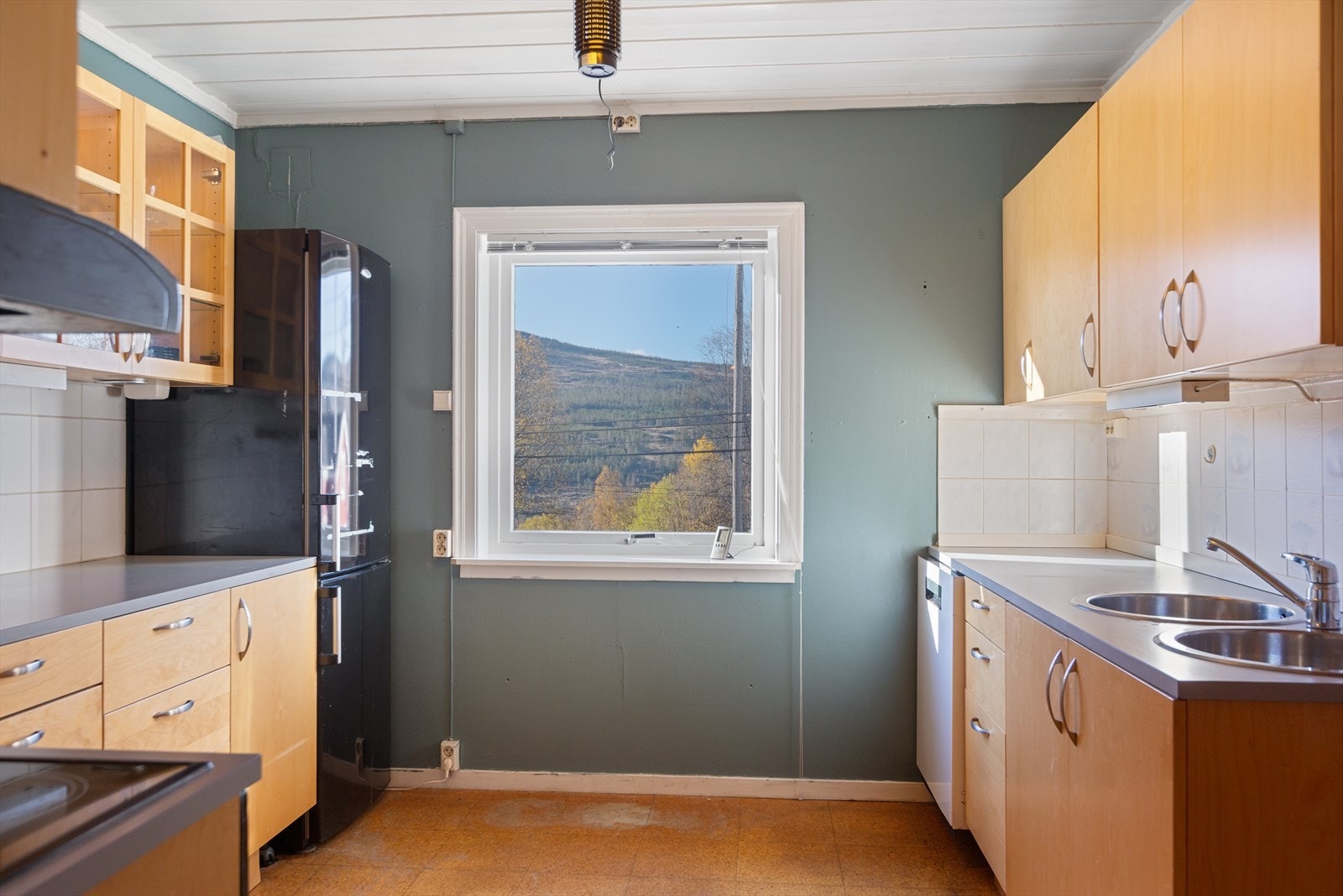 Kjøkkenet har en praktisk og tidløs innredning. Galleribilde