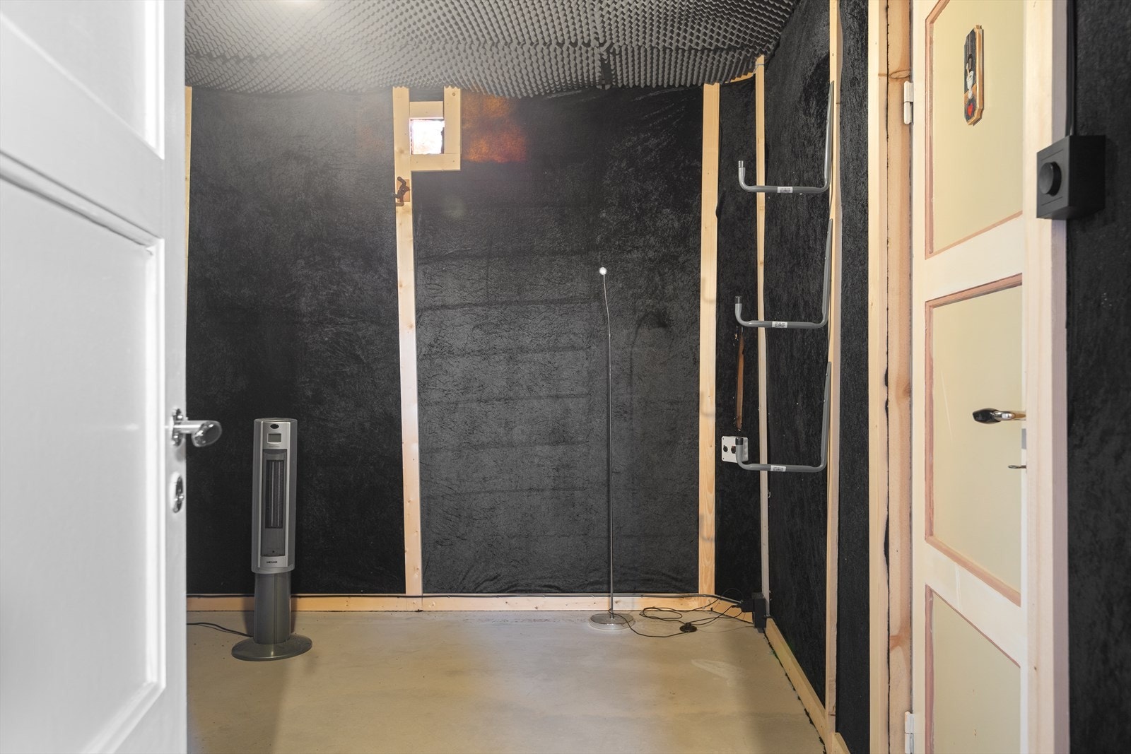 Musikkrommene har himlinger og vegger med tekstilere overflater med stoff, men gir også mulighet for hobbyaktiviteter, verksted eller ekstra oppbevaring. Galleribilde