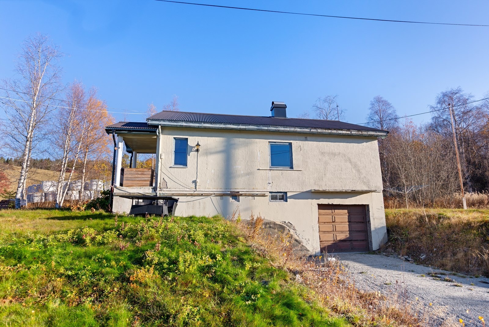 Bygningsmassen er preget av elde og slitasje, og har behov for vedlikehold og oppgradering. Galleribilde