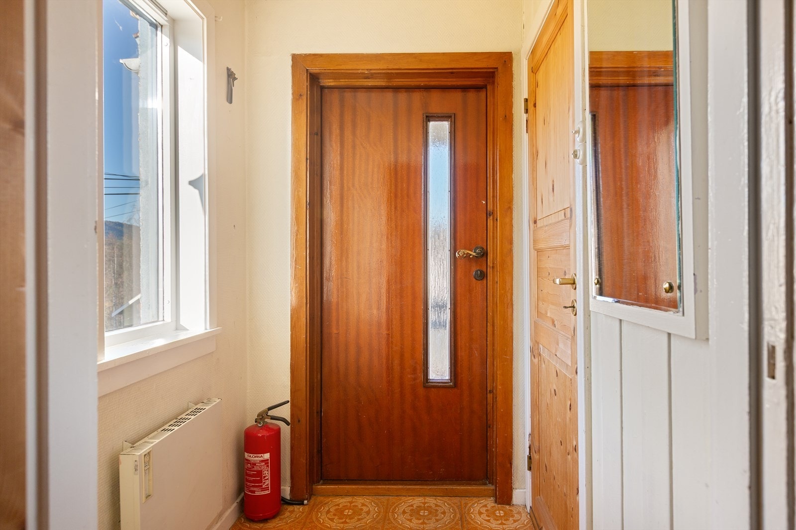 Fra entreén som har plass til yttertøy og sko, går det enkel trapp opp til kaldtloft. Galleribilde