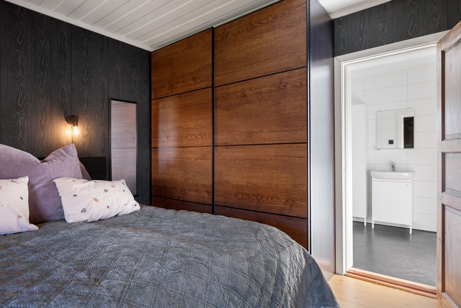 Soverommet i hovedetasjen er delikat innredet med plass til dobbeltseng og en romslig skyvedørsgarderobe. Galleribilde