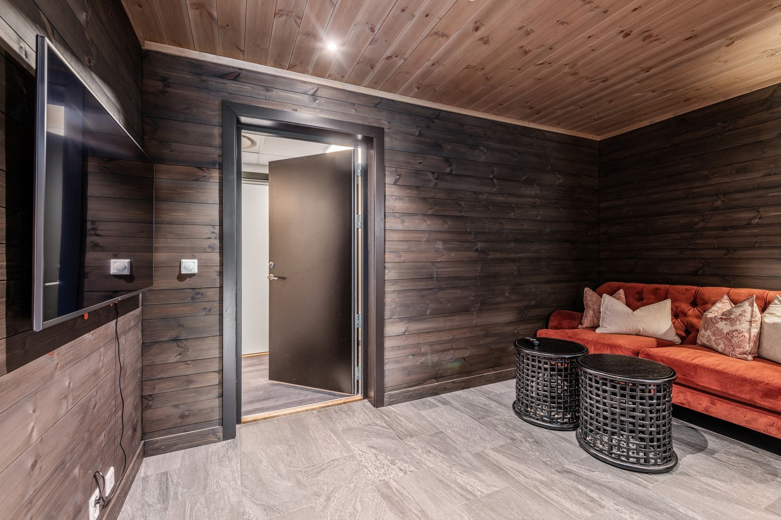 Velkommen inn - Inngangsparti som benyttes som tv-stue. Galleribilde