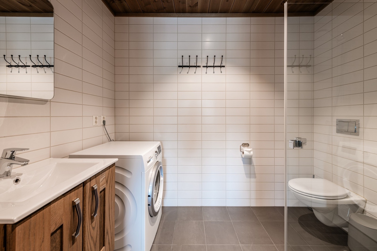 Delikat baderom med opplegg for vaskemaskin. Galleribilde