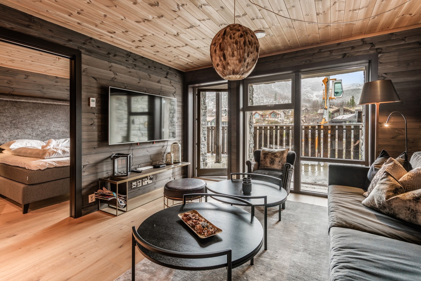 Lekkert og gjennomført interiør der kvalitet, komfort og detaljer skaper en sofistikert fjellbolig. Galleribilde