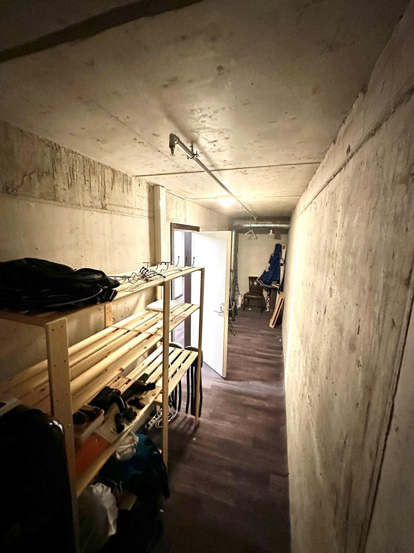 Skigarderobe/sportsbod hvor du går tørskodd inn i leiligheten rett over gangen. Galleribilde