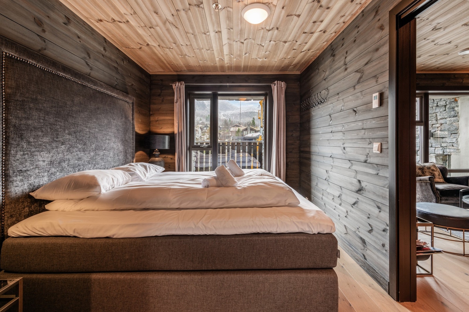 Store vindusflater på hovedsoverommet. Galleribilde