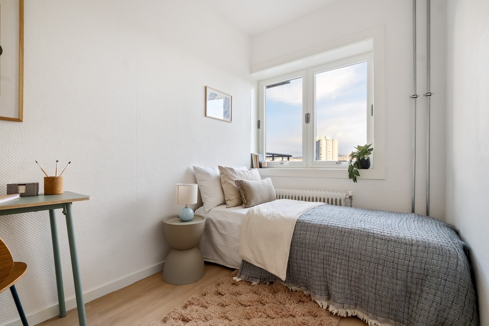 Soverom to er også av god størrelse og har plass til dobbeltseng med tilhørende nattbord og garderobeløsning. Galleribilde