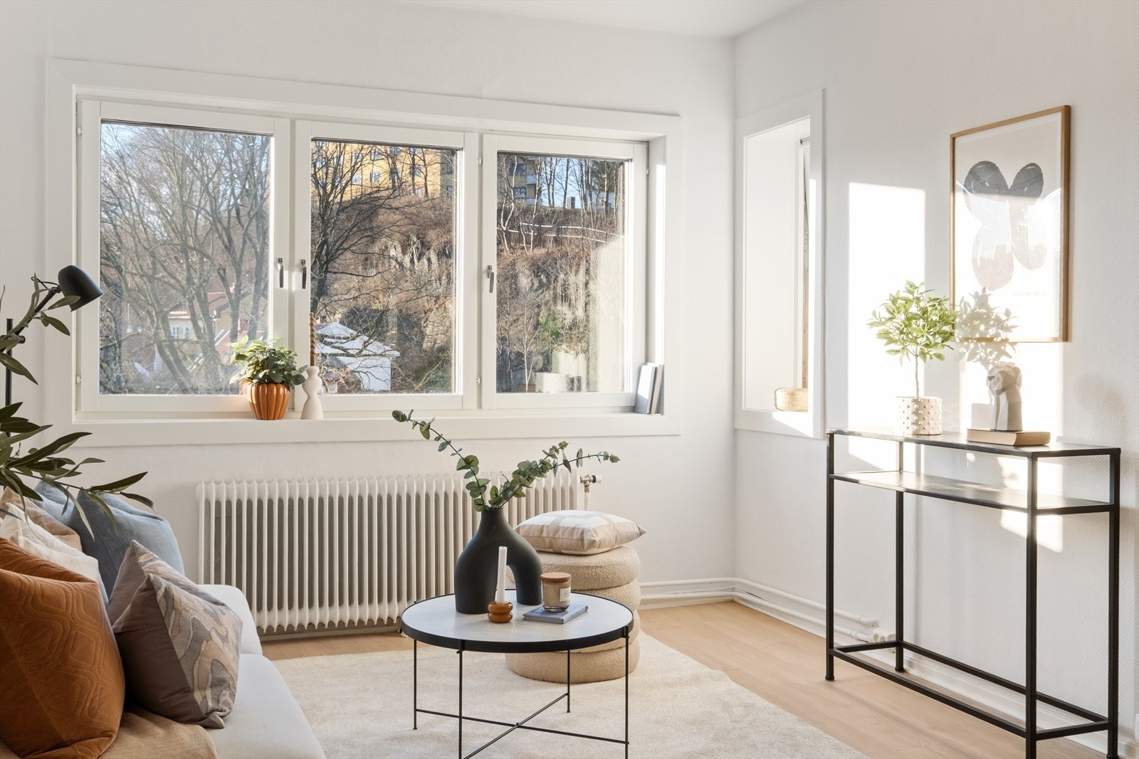 Store vindusflater som gir rikelig med luft og lys. Galleribilde