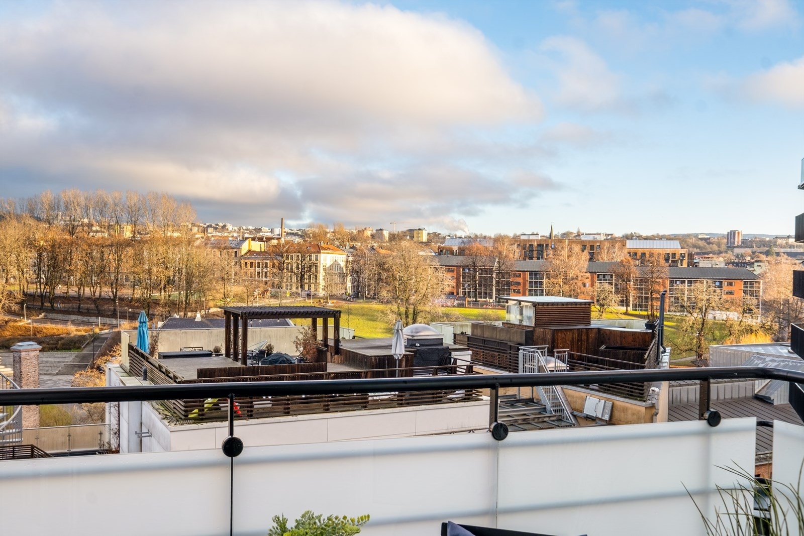 Leiligheten ligger høyt og fritt i 4. etasje med hyggelig utsikt. Galleribilde